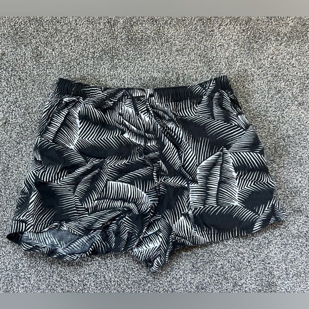 Women’s Gap Mid Rise 3 inch Draw String Short in Black/White Print Size Small